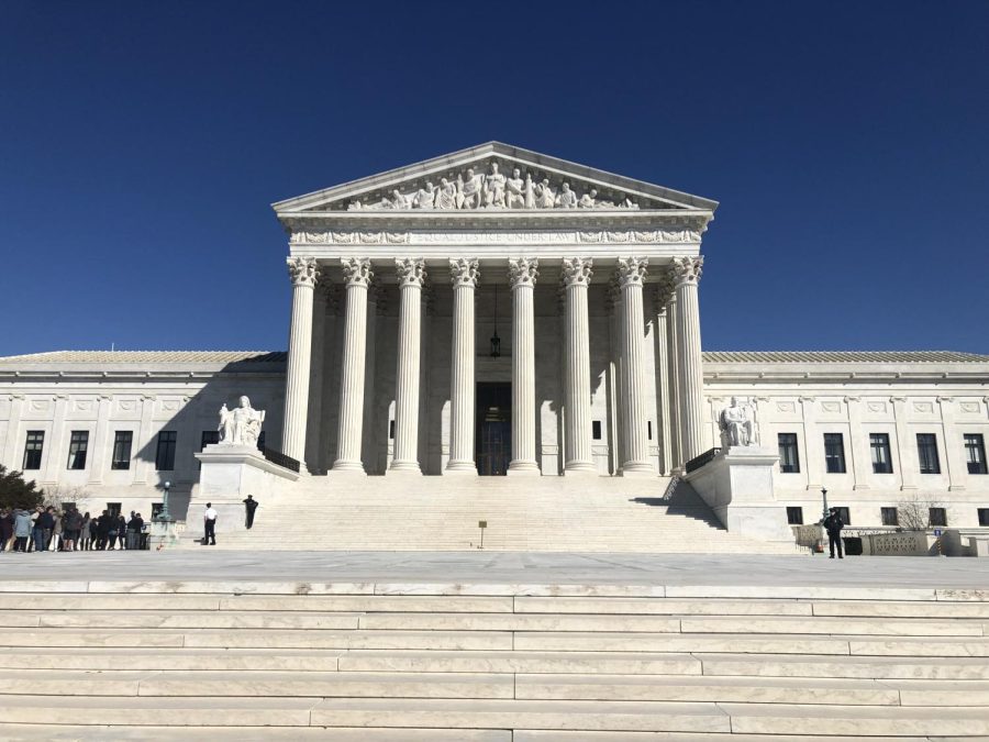 https://commons.wikimedia.org/wiki/File:Supreme_Court_of_the_U.S._Building.jpg // Permission to share under license CC BY-SA 4.0. 