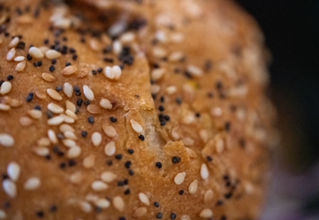 A+sesame+and+poppy+seed+hamburger+bun.